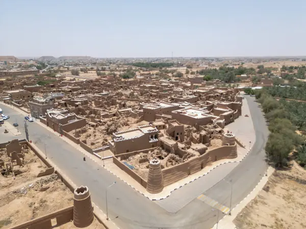 Shaqra Heritage Village sergilenen hava aracı görüntüsü Najdi 'nin çamurlu tuğlalı evleri, sarmal sokaklar ve güçlendirilmiş duvarlar, Suudi mirasının özünü yakalıyor..