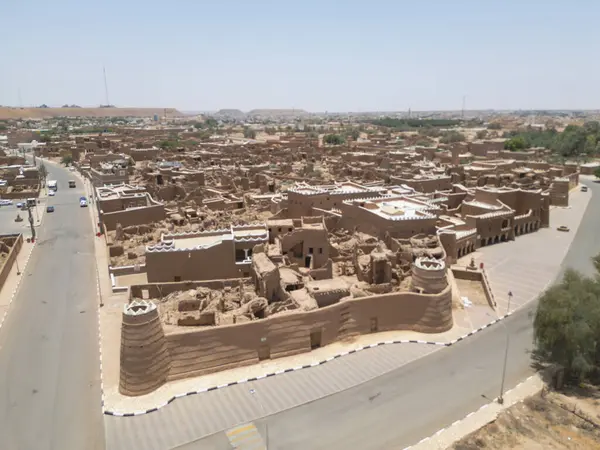 Shaqra Heritage Village sergilenen hava aracı görüntüsü Najdi 'nin çamurlu tuğlalı evleri, sarmal sokaklar ve güçlendirilmiş duvarlar, Suudi mirasının özünü yakalıyor..