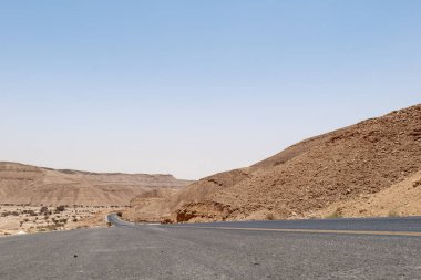 Suudi Arabistan 'ın Riyad ilinin çöl arazisinde bir otoyol.