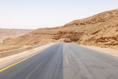 Suudi Arabistan 'ın Riyad ilinin çöl arazisinde bir otoyol.