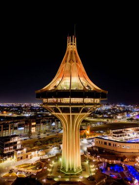 Suudi Arabistan 'daki Al Kharj Su Kulesi' nin çarpıcı hava aracı görüntüsü, güzel aydınlatılmış ve simgesel tasarımı sergilenmektedir..