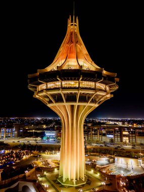 Suudi Arabistan 'daki Al Kharj Su Kulesi' nin çarpıcı hava aracı görüntüsü, güzel aydınlatılmış ve simgesel tasarımı sergilenmektedir..