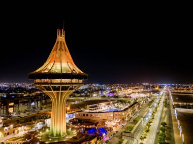 Suudi Arabistan 'daki Al Kharj Su Kulesi' nin çarpıcı hava aracı görüntüsü, güzel aydınlatılmış ve simgesel tasarımı sergilenmektedir..