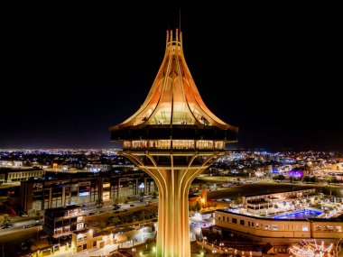 Suudi Arabistan 'daki Al Kharj Su Kulesi' nin çarpıcı hava aracı görüntüsü, güzel aydınlatılmış ve simgesel tasarımı sergilenmektedir..