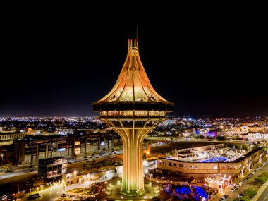 Suudi Arabistan 'daki Al Kharj Su Kulesi' nin çarpıcı hava aracı görüntüsü, güzel aydınlatılmış ve simgesel tasarımı sergilenmektedir..