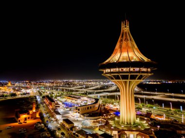 Suudi Arabistan 'daki Al Kharj Su Kulesi' nin çarpıcı hava aracı görüntüsü, güzel aydınlatılmış ve simgesel tasarımı sergilenmektedir..