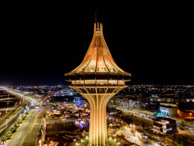 Suudi Arabistan 'daki Al Kharj Su Kulesi' nin çarpıcı hava aracı görüntüsü, güzel aydınlatılmış ve simgesel tasarımı sergilenmektedir..