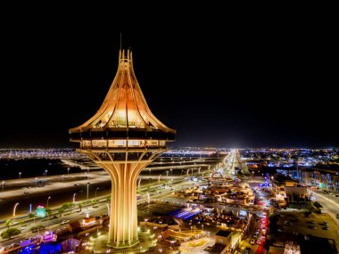 Suudi Arabistan 'daki Al Kharj Su Kulesi' nin çarpıcı hava aracı görüntüsü, güzel aydınlatılmış ve simgesel tasarımı sergilenmektedir..