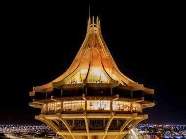 Suudi Arabistan 'daki Al Kharj Su Kulesi' nin çarpıcı hava aracı görüntüsü, güzel aydınlatılmış ve simgesel tasarımı sergilenmektedir..