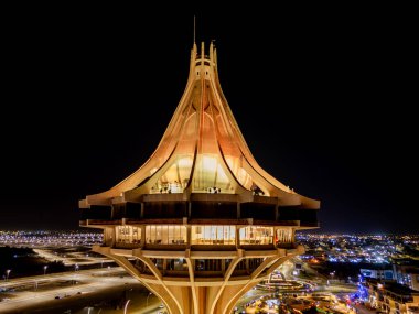 Suudi Arabistan 'daki Al Kharj Su Kulesi' nin çarpıcı hava aracı görüntüsü, güzel aydınlatılmış ve simgesel tasarımı sergilenmektedir..