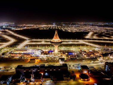 Suudi Arabistan 'daki Al Kharj Su Kulesi' nin çarpıcı hava aracı görüntüsü, güzel aydınlatılmış ve simgesel tasarımı sergilenmektedir..