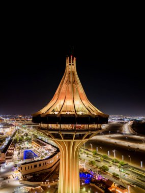 Suudi Arabistan 'daki Al Kharj Su Kulesi' nin çarpıcı hava aracı görüntüsü, güzel aydınlatılmış ve simgesel tasarımı sergilenmektedir..