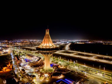 Suudi Arabistan 'daki Al Kharj Su Kulesi' nin çarpıcı hava aracı görüntüsü, güzel aydınlatılmış ve simgesel tasarımı sergilenmektedir..