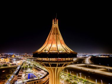 Suudi Arabistan 'daki Al Kharj Su Kulesi' nin çarpıcı hava aracı görüntüsü, güzel aydınlatılmış ve simgesel tasarımı sergilenmektedir..