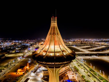 Suudi Arabistan 'daki Al Kharj Su Kulesi' nin çarpıcı hava aracı görüntüsü, güzel aydınlatılmış ve simgesel tasarımı sergilenmektedir..