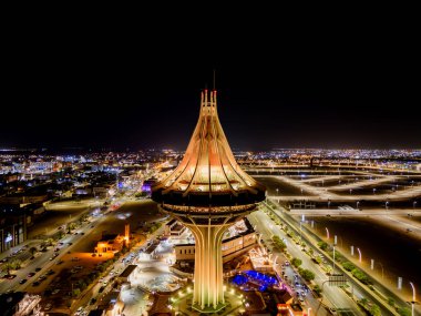 Suudi Arabistan 'daki Al Kharj Su Kulesi' nin çarpıcı hava aracı görüntüsü, güzel aydınlatılmış ve simgesel tasarımı sergilenmektedir..