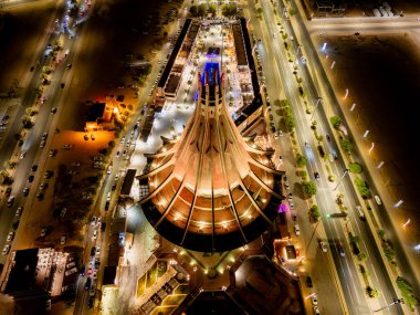 Suudi Arabistan 'daki Al Kharj Su Kulesi' nin çarpıcı hava aracı görüntüsü, güzel aydınlatılmış ve simgesel tasarımı sergilenmektedir..