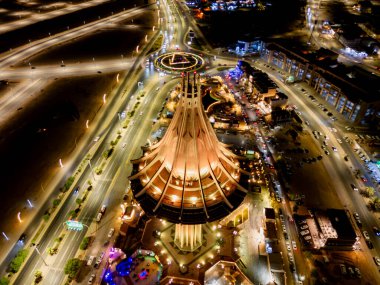 Suudi Arabistan 'daki Al Kharj Su Kulesi' nin çarpıcı hava aracı görüntüsü, güzel aydınlatılmış ve simgesel tasarımı sergilenmektedir..