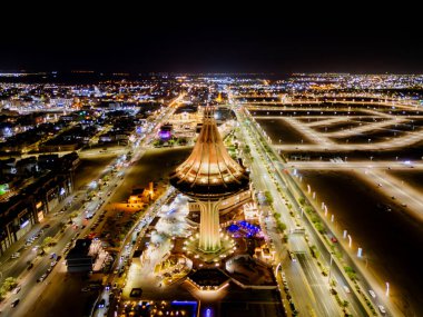 Suudi Arabistan 'daki Al Kharj Su Kulesi' nin çarpıcı hava aracı görüntüsü, güzel aydınlatılmış ve simgesel tasarımı sergilenmektedir..