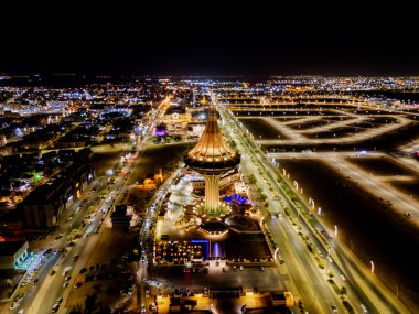 Suudi Arabistan 'daki Al Kharj Su Kulesi' nin çarpıcı hava aracı görüntüsü, güzel aydınlatılmış ve simgesel tasarımı sergilenmektedir..