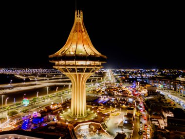 Suudi Arabistan 'daki Al Kharj Su Kulesi' nin çarpıcı hava aracı görüntüsü, güzel aydınlatılmış ve simgesel tasarımı sergilenmektedir..