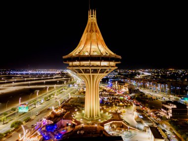 Suudi Arabistan 'daki Al Kharj Su Kulesi' nin çarpıcı hava aracı görüntüsü, güzel aydınlatılmış ve simgesel tasarımı sergilenmektedir..