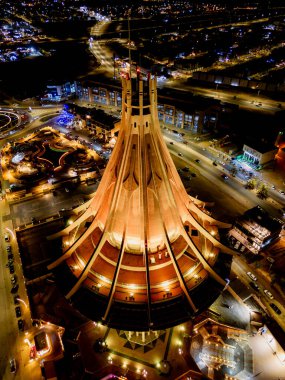 Suudi Arabistan 'daki Al Kharj Su Kulesi' nin çarpıcı hava aracı görüntüsü, güzel aydınlatılmış ve simgesel tasarımı sergilenmektedir..