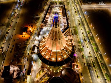 Suudi Arabistan 'daki Al Kharj Su Kulesi' nin çarpıcı hava aracı görüntüsü, güzel aydınlatılmış ve simgesel tasarımı sergilenmektedir..