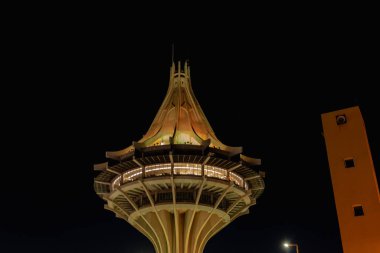 Suudi Arabistan 'daki El Harj Su Kulesi' nin Gece Fotoğrafı. Geceleri aydınlatılıyor, eşsiz mimarisini ve yapısal zarafetini sergiliyor..