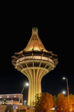 Suudi Arabistan 'daki El Harj Su Kulesi' nin Gece Fotoğrafı. Geceleri aydınlatılıyor, eşsiz mimarisini ve yapısal zarafetini sergiliyor..