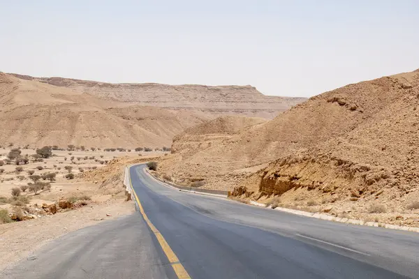 Suudi Arabistan 'ın Riyad ilinin çöl arazisinde bir otoyol.