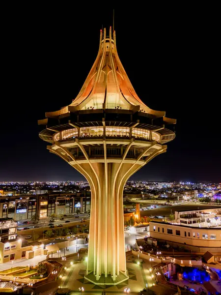 Suudi Arabistan 'daki Al Kharj Su Kulesi' nin çarpıcı hava aracı görüntüsü, güzel aydınlatılmış ve simgesel tasarımı sergilenmektedir..