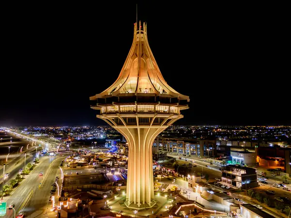 Suudi Arabistan 'daki Al Kharj Su Kulesi' nin çarpıcı hava aracı görüntüsü, güzel aydınlatılmış ve simgesel tasarımı sergilenmektedir..