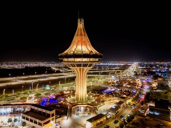 Suudi Arabistan 'daki Al Kharj Su Kulesi' nin çarpıcı hava aracı görüntüsü, güzel aydınlatılmış ve simgesel tasarımı sergilenmektedir..