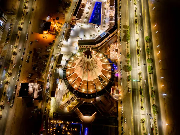 Suudi Arabistan 'daki Al Kharj Su Kulesi' nin çarpıcı hava aracı görüntüsü, güzel aydınlatılmış ve simgesel tasarımı sergilenmektedir..