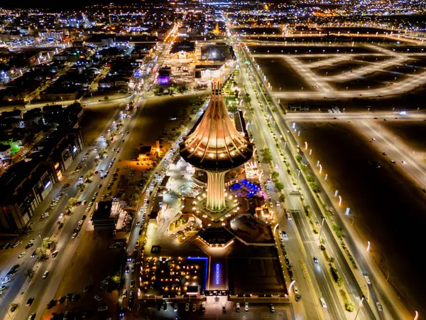 Suudi Arabistan 'daki Al Kharj Su Kulesi' nin çarpıcı hava aracı görüntüsü, güzel aydınlatılmış ve simgesel tasarımı sergilenmektedir..