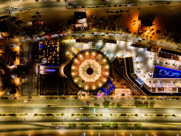 Suudi Arabistan 'daki Al Kharj Su Kulesi' nin çarpıcı hava aracı görüntüsü, güzel aydınlatılmış ve simgesel tasarımı sergilenmektedir..