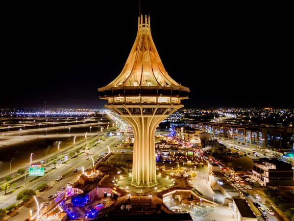 Suudi Arabistan 'daki Al Kharj Su Kulesi' nin çarpıcı hava aracı görüntüsü, güzel aydınlatılmış ve simgesel tasarımı sergilenmektedir..