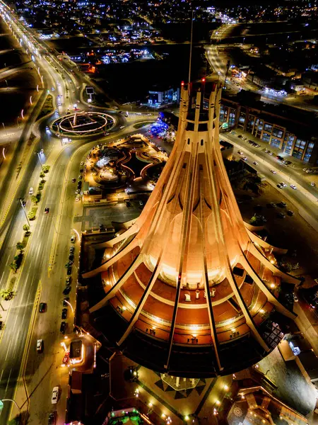 Suudi Arabistan 'daki Al Kharj Su Kulesi' nin çarpıcı hava aracı görüntüsü, güzel aydınlatılmış ve simgesel tasarımı sergilenmektedir..