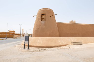 Ad Dilam Duvarı, Suudi Arabistan 'ın Riyad ilinin Ad-Dilam kentinde bulunan tarihi bir savunma kalesidir..