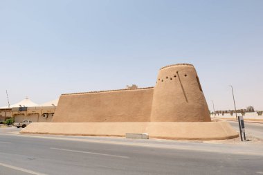 Ad Dilam Duvarı, Suudi Arabistan 'ın Riyad ilinin Ad-Dilam kentinde bulunan tarihi bir savunma kalesidir..