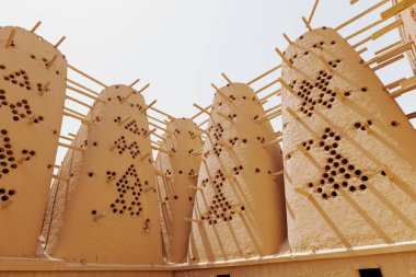 Riyad 'ın yaklaşık 90 kilometre güneyinde yer alan Ad Dilam' ın güvercin kuleleri, geleneksel Arap mimarisi ve tarım becerisinin dikkat çekici bir örneğidir.. 