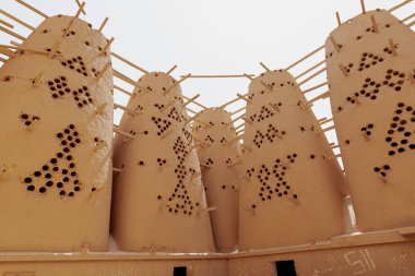 Riyad 'ın yaklaşık 90 kilometre güneyinde yer alan Ad Dilam' ın güvercin kuleleri, geleneksel Arap mimarisi ve tarım becerisinin dikkat çekici bir örneğidir.. 