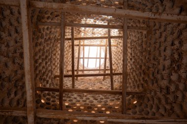 Ad Dilam 'ın güvercin kulelerinin iç görüntüsü. Riyad 'ın yaklaşık 90 kilometre güneyinde yer almaktadır ve geleneksel Arap mimarisi ve tarım becerisinin olağanüstü bir örneğidir.. 