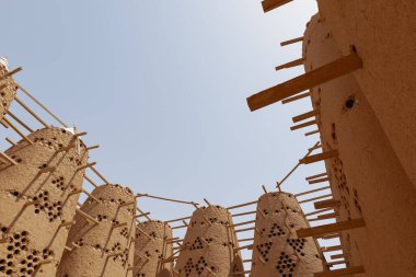 Riyad 'ın yaklaşık 90 kilometre güneyinde yer alan Ad Dilam' ın güvercin kuleleri, geleneksel Arap mimarisi ve tarım becerisinin dikkat çekici bir örneğidir.. 