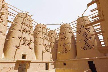 Riyad 'ın yaklaşık 90 kilometre güneyinde yer alan Ad Dilam' ın güvercin kuleleri, geleneksel Arap mimarisi ve tarım becerisinin dikkat çekici bir örneğidir.. 