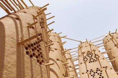 Riyad 'ın yaklaşık 90 kilometre güneyinde yer alan Ad Dilam' ın güvercin kuleleri, geleneksel Arap mimarisi ve tarım becerisinin dikkat çekici bir örneğidir.. 