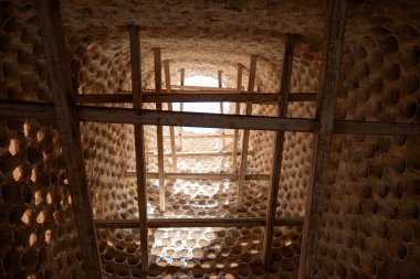Ad Dilam 'ın güvercin kulelerinin iç görüntüsü. Riyad 'ın yaklaşık 90 kilometre güneyinde yer almaktadır ve geleneksel Arap mimarisi ve tarım becerisinin olağanüstü bir örneğidir.. 