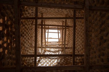 Ad Dilam 'ın güvercin kulelerinin iç görüntüsü. Riyad 'ın yaklaşık 90 kilometre güneyinde yer almaktadır ve geleneksel Arap mimarisi ve tarım becerisinin olağanüstü bir örneğidir.. 