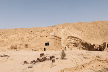 Khafs Daghra 'nın antik su kaynağı. Bölgede ayrıca terk edilmiş su toplama ve arıtma tesisi de var..